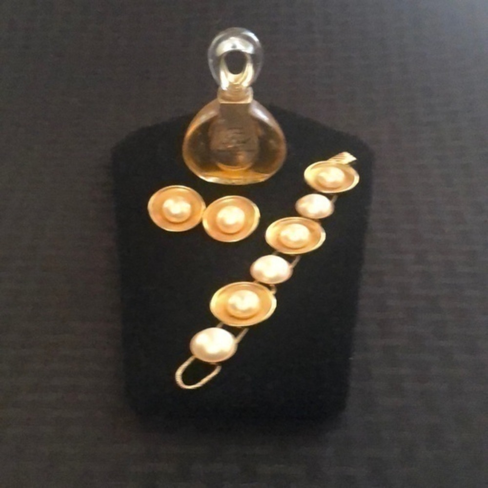 Pearl jewelry set. Gold tone with faux pearl.